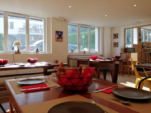 Petit déjeuner buffet (11 EUR par personne)