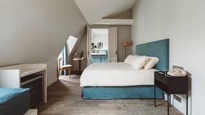 A bedroom with a bed, bedside table, and a desk. - Hoy Paris - Home of YOGA (Paris)