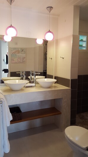 Douche, sèche-cheveux, serviettes fournies