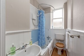Basic Apartment | Bathroom | Towels - Silver Lining - St Leonard St Apartment (Edinburgh)