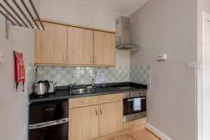 Departamento básico | Cocina privada | Refrigerador, microondas, horno y utensilios de cocina
