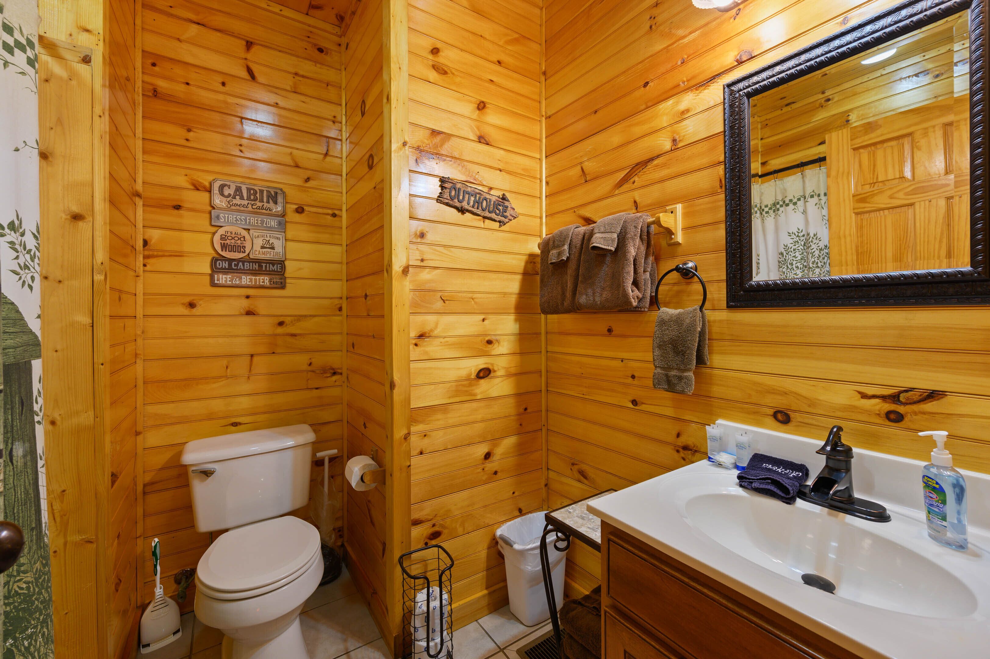 AMAZING Game Room, NEW Hot Tub, Gatlinburg, Private