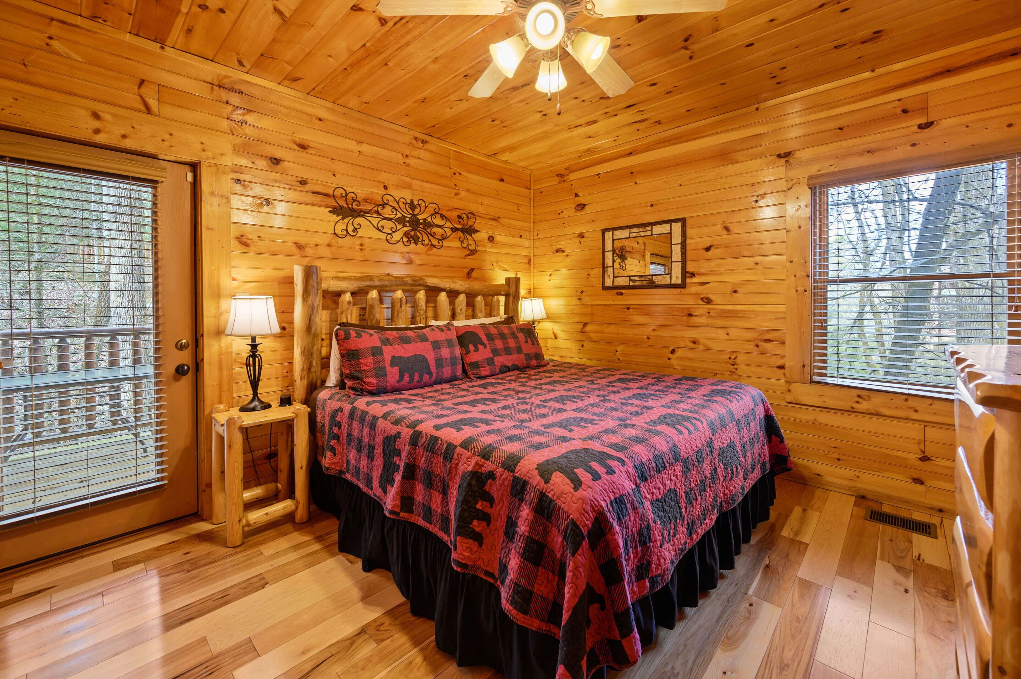 AMAZING Game Room, NEW Hot Tub, Gatlinburg, Private
