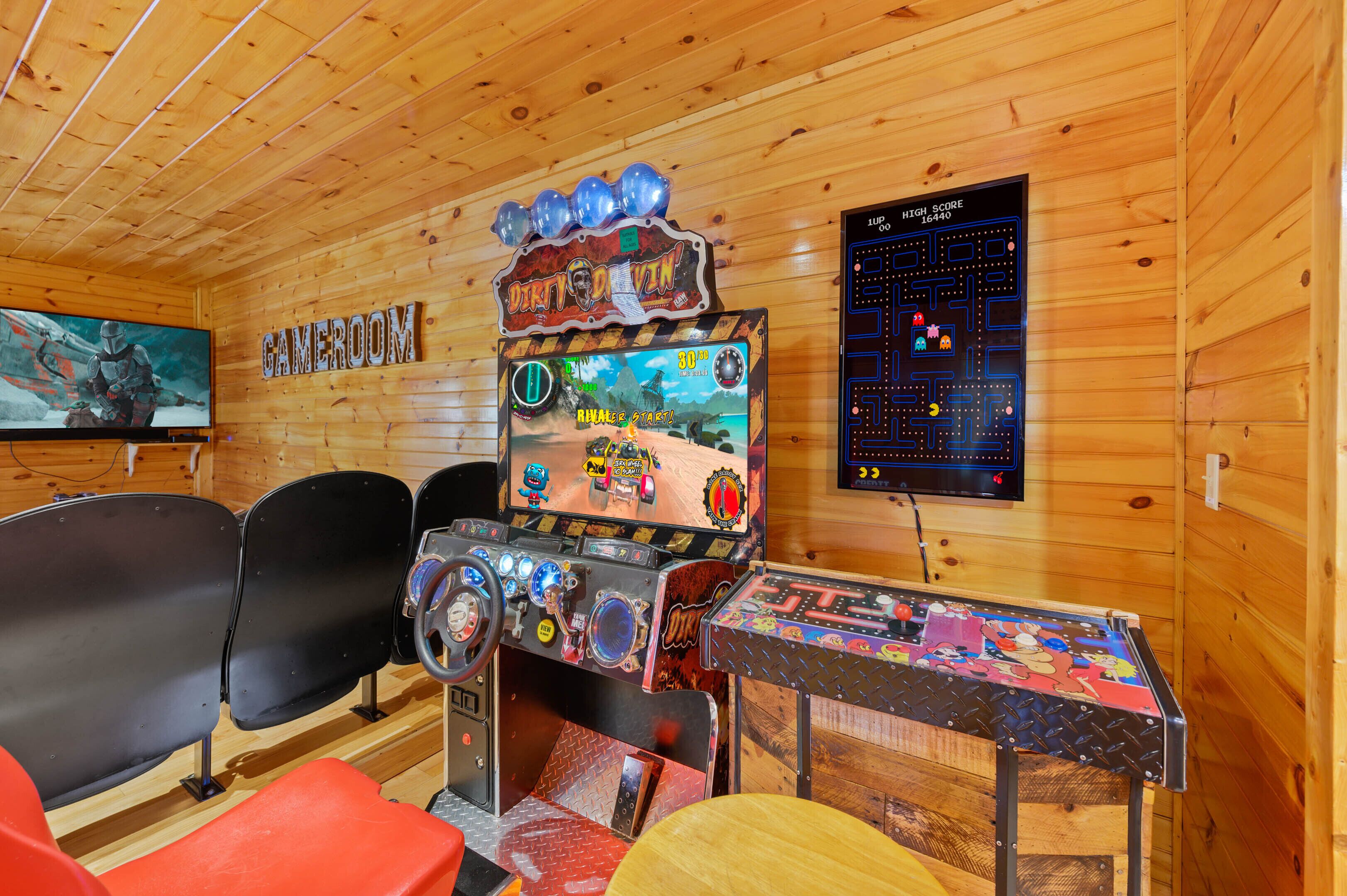 AMAZING Game Room, NEW Hot Tub, Gatlinburg, Private
