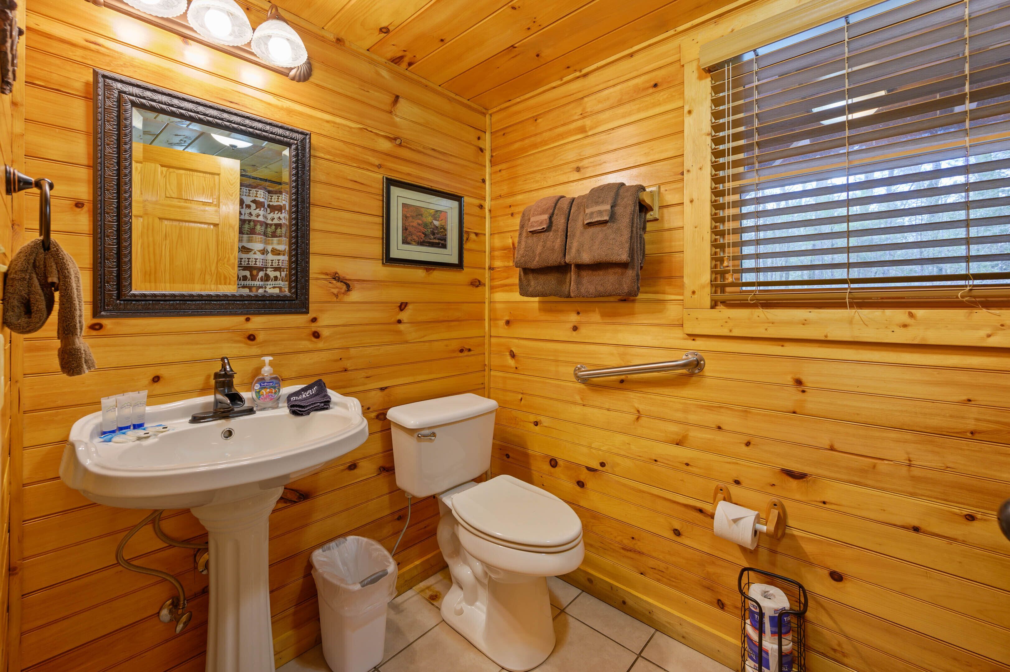 AMAZING Game Room, NEW Hot Tub, Gatlinburg, Private