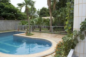 Outdoor pool, pool loungers - B&B Le Nomade (Ouagadougou)