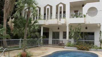 Piscine extérieure, chaises longues