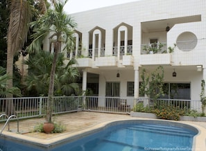 Outdoor pool, sun loungers - B&B Le Nomade (Ouagadougou)