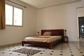 Desk, laptop workspace, blackout drapes, free WiFi - B&B Le Nomade (Ouagadougou)