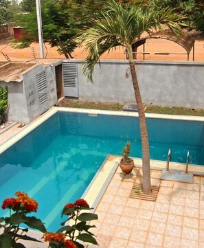 Outdoor pool, pool loungers - B&B Le Nomade (Ouagadougou)