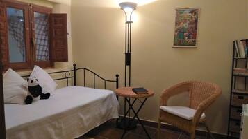 3 bedrooms, iron/ironing board, bed sheets