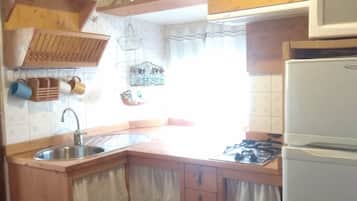 Refrigerador, microondas, parrilla de estufa y cafetera y tetera
