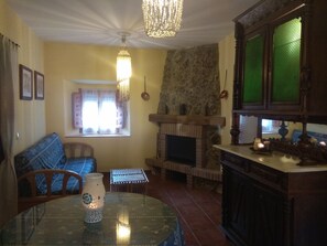 Televisio, takka, kirjoja