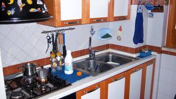 KĂŒhlschrank, Mikrowelle, Ofen, Herdplatte