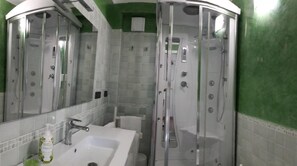 Secador de cabelo, papel higiênico
