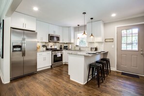 ثلاجة، ميكروويف، فرن، موقد طهي مسطح