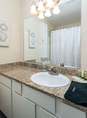 Shower, hair dryer, towels, shampoo - Ole Miss Oasis (Oxford)