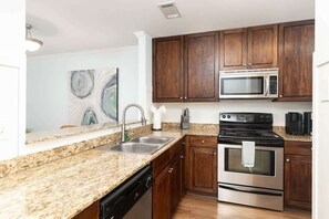 Fridge, microwave, oven, stovetop - Ole Miss Oasis (Oxford)