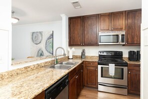 Fridge, microwave, oven, stovetop - Ole Miss Oasis in Oxford (Oxford)