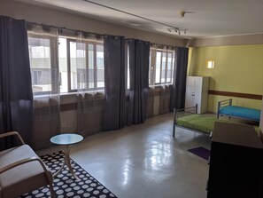 Cortinas opacas, wifi gratis, ropa de cama