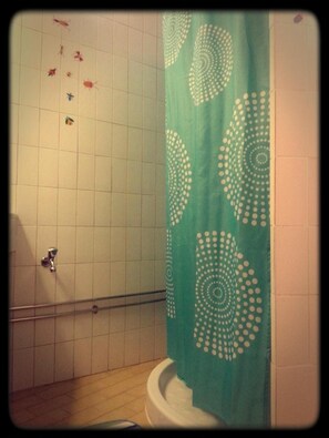 Shower, hair dryer, towels - City Drops Hostel (Porto)