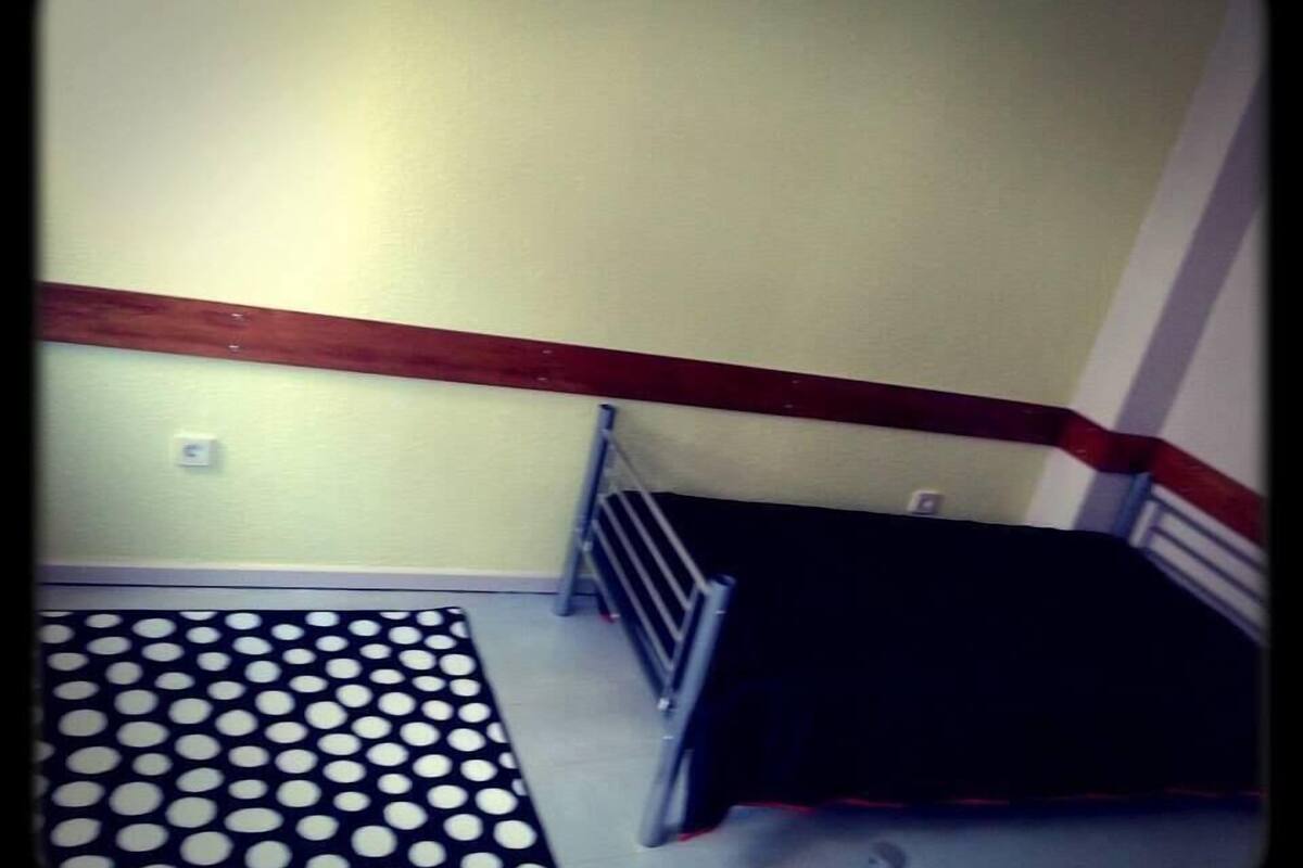 Blackout drapes, free WiFi, bed sheets
