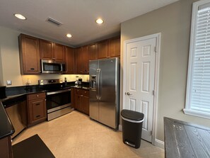 冰箱、微波炉、烤箱、炉灶