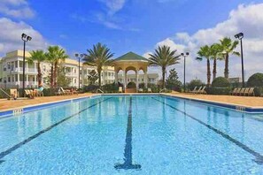 Piscina all'aperto, una piscina riscaldata