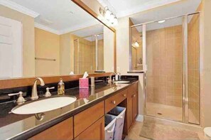 Duschwanne, Haartrockner, Handtücher, Toilettenpapier