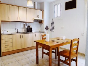 Frigorifero, microonde, piano cottura, macchina per tè/caffè