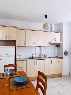 Réfrigérateur, micro-ondes, plaque de cuisson, cafetière/bouilloire