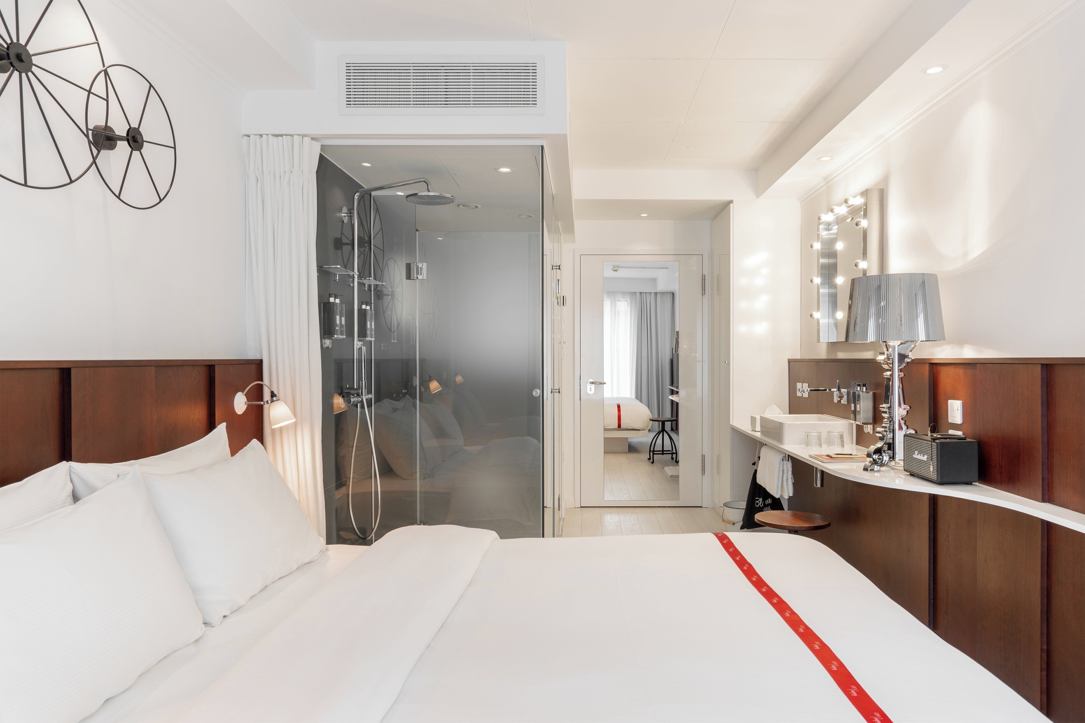 Quarto, 1 cama Queen (Nest) | Roupas de cama premium, cofres nos quartos, individualmente decorados