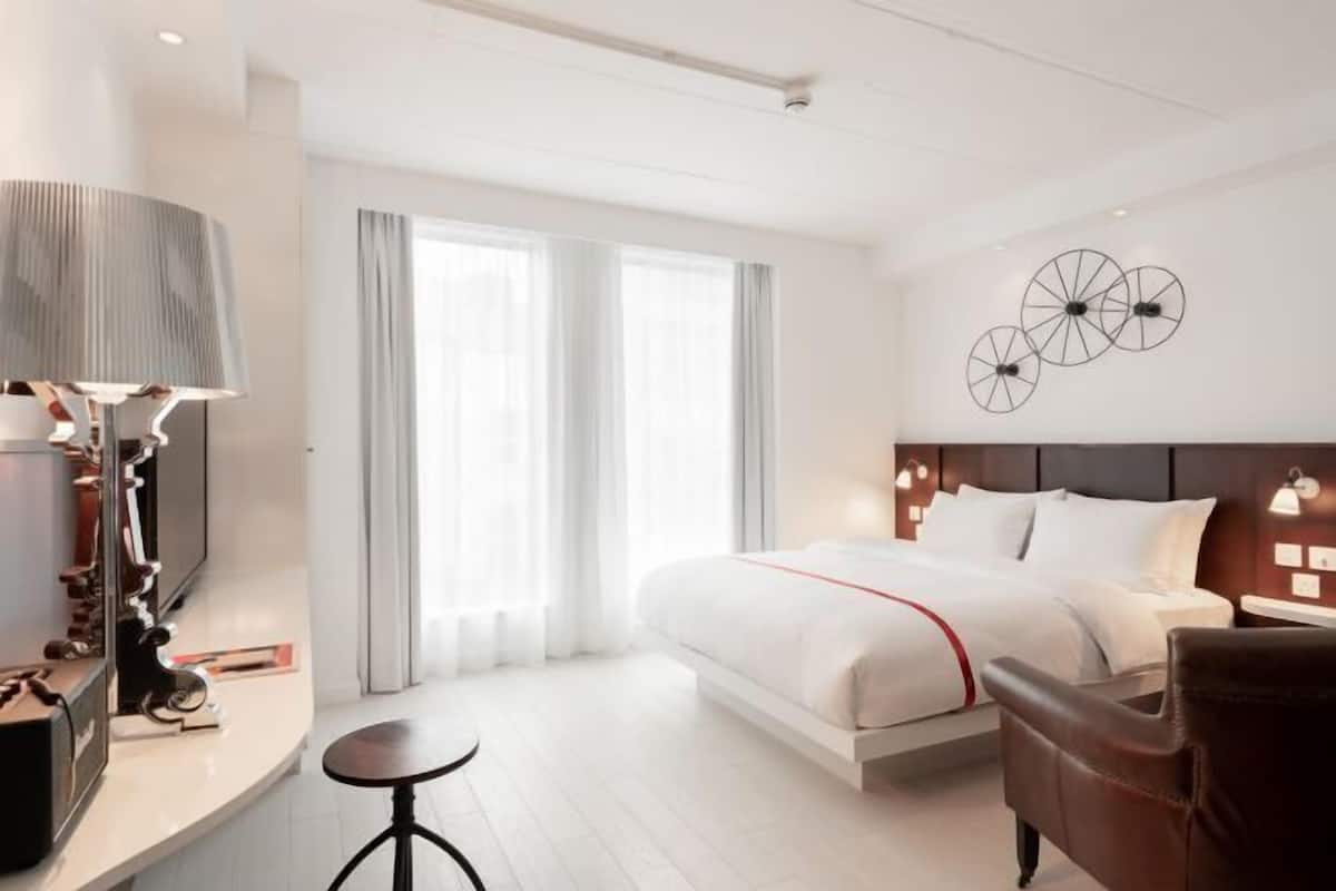 Premium bedding, in-room safe, individually decorated