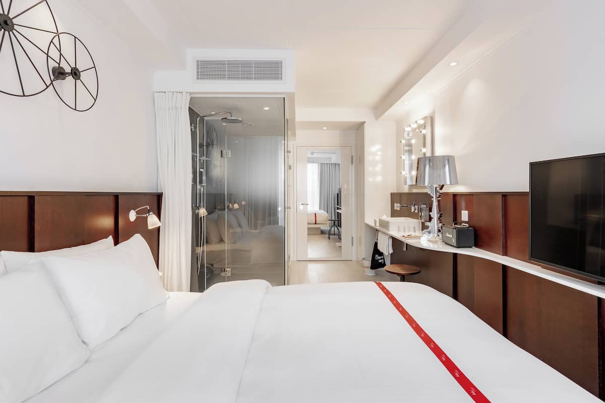 Peralatan tempat tidur premium, peti besi dalam bilik, meja