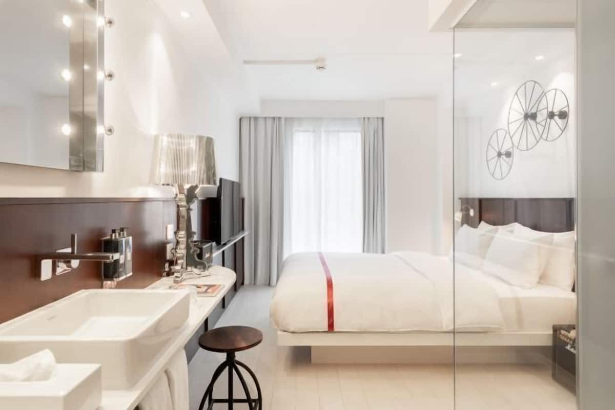 Premium bedding, in-room safe, individually decorated