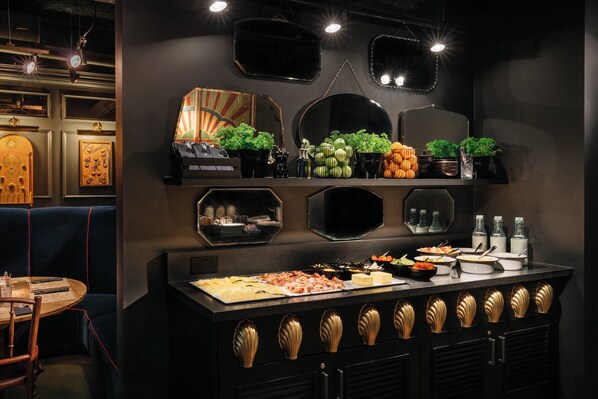 每日供应自助式早餐(每人 GBP 20)