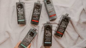 Cinco botellas de productos Ruby Lane sobre una toalla blanca.