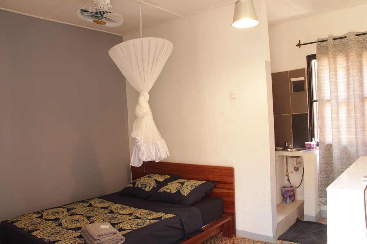 signature room | desk, laptop workspace, free wifi, bed sheets