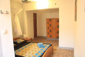 Desk, laptop workspace, free WiFi, bed sheets - Ouaka Hotel (Ouagadougou)