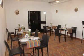 Breakfast, lunch, dinner served; local and international cuisine - Ouaka Hotel (Ouagadougou)