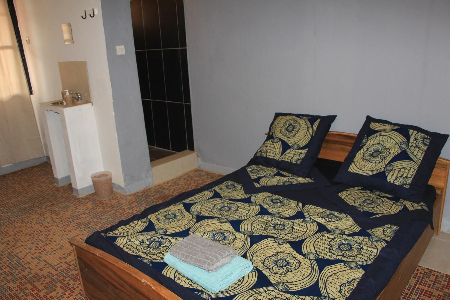 desk, laptop workspace, free wifi, bed sheets