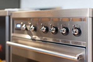 Full-sized fridge, microwave, oven, stovetop - Silver Lining Royal Mile Mansion (Edinburgh)