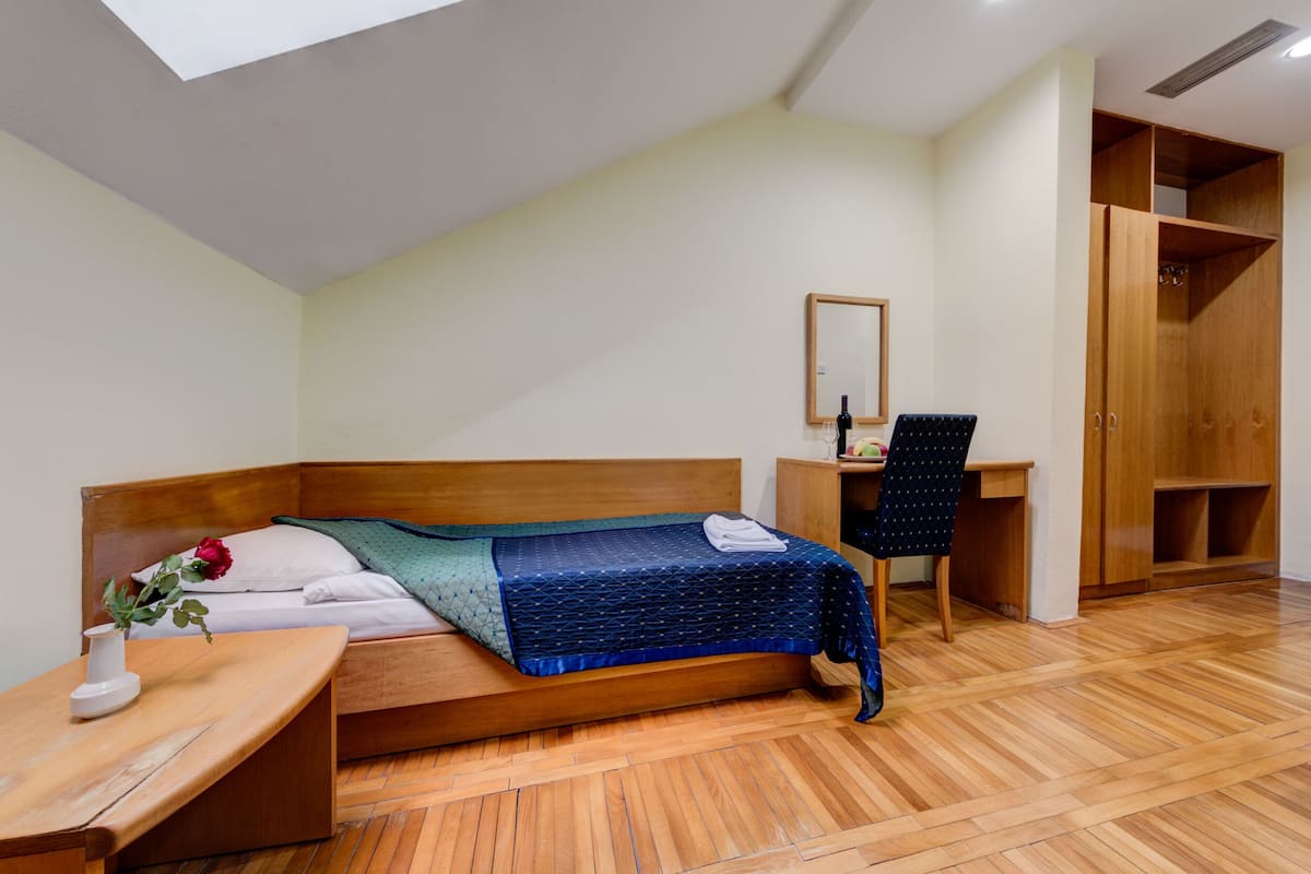 Soundproofing, WiFi (free), bed sheets