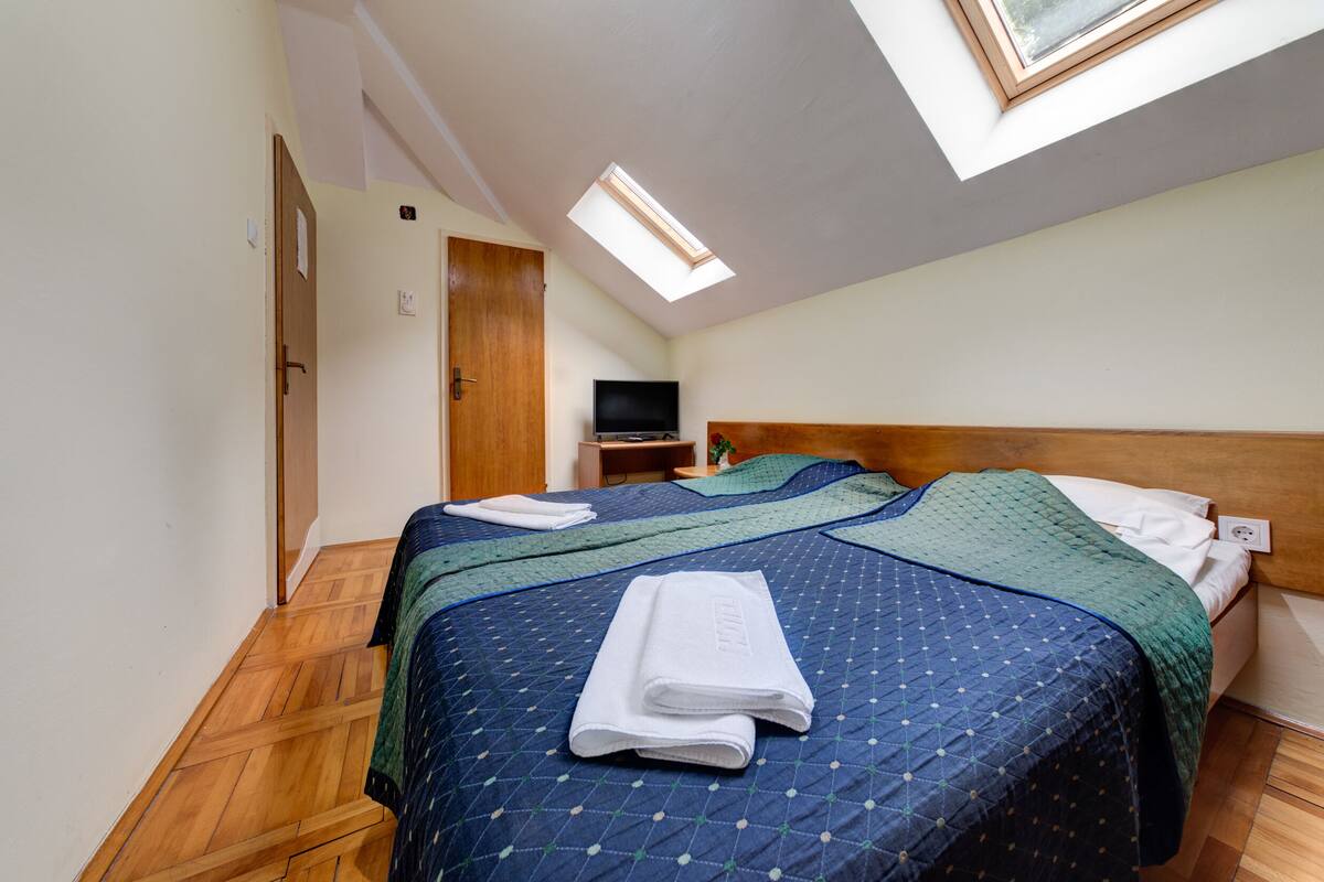 Classic Double Room | Soundproofing, WiFi (free), bed sheets