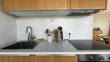 Kühlschrank, Ofen, Herdplatte, Wasserkocher mit Kaffee-/Teezubehör