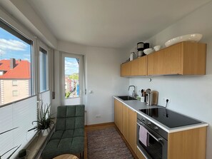 Kühlschrank, Ofen, Herdplatte, Wasserkocher mit Kaffee-/Teezubehör