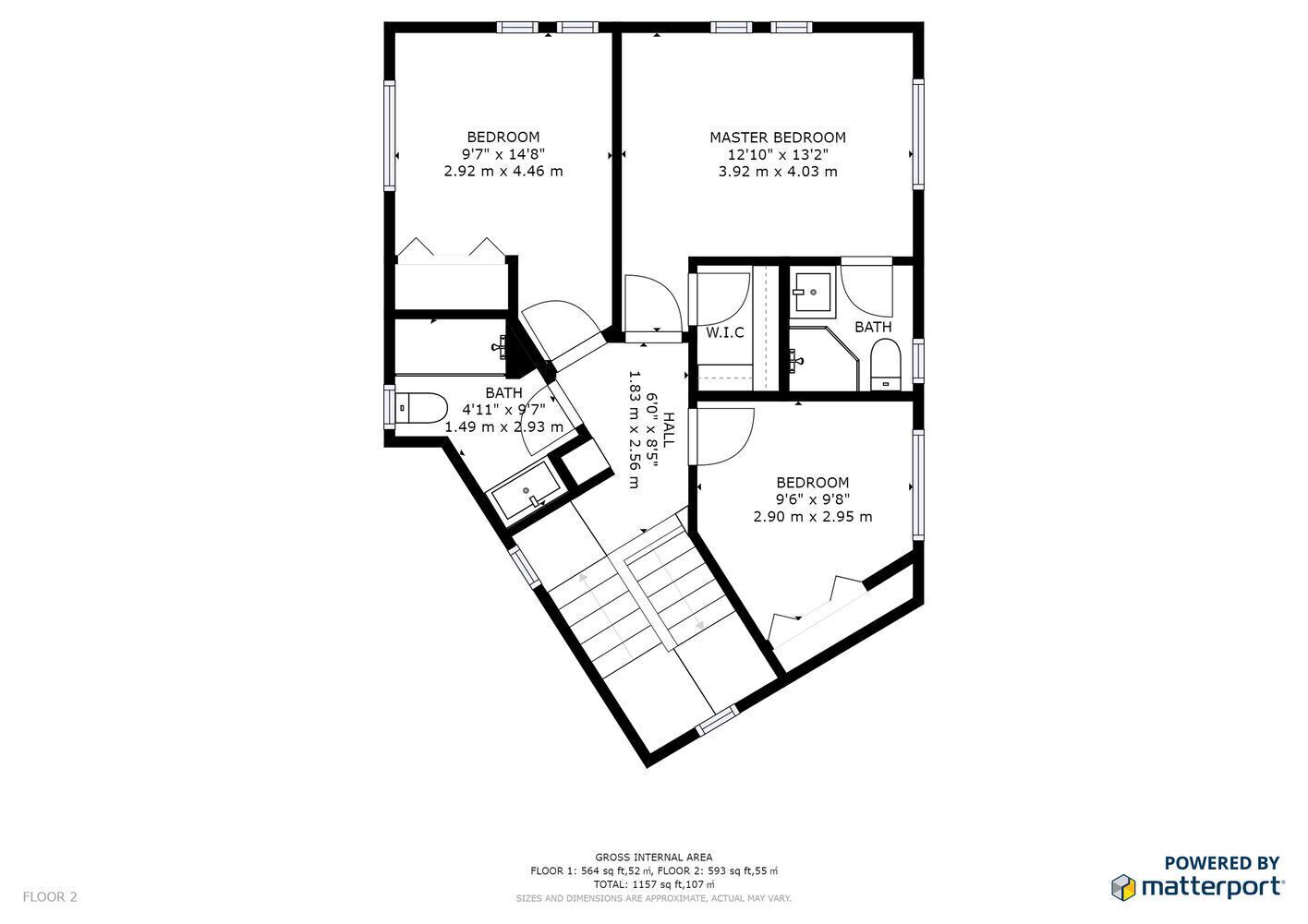 Een plattegrond van een appartement met twee slaapkamers, waaronder een hoofdslaapkamer, een badkamer, een woonkamer en een hal.