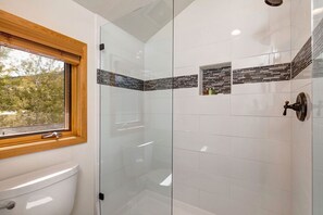 Shower, hair dryer, towels - Chic 3BR condo in Historic Old Town, steps from the slopes. (Park City)