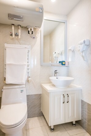 Dúplex Elite | Baño | Regadera, regadera tipo lluvia, amenidades de baño gratuitas 