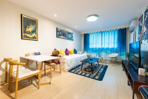 Departamento Elite, 2 habitaciones, vista a la ciudad | Área de sala de estar | Smart TV y bocina smart 